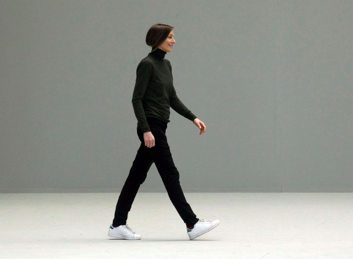 Philo在SS11時裝秀上鞠躬後，各地女士都急忙買一雙Adidas Stan Smiths波鞋。她本人是