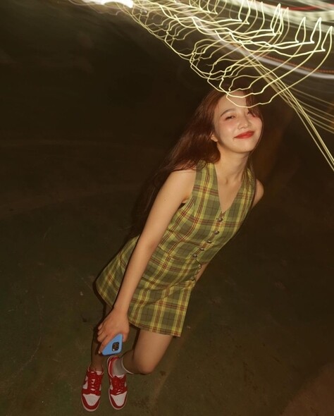 Joy另一套Two Piece Set兩件套裝則少女味濃得多，西裝格子背心加短裙的套裝