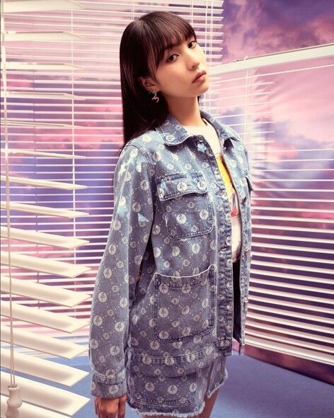 滑板少女Dong Dong則穿上Maje x Sailor Moon系列牛仔布Two Piece Set兩件套裝，街頭風的印