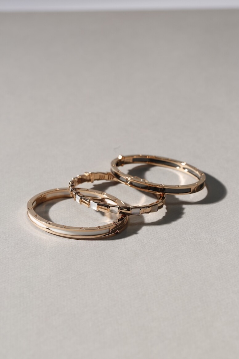 左至右： 玫瑰金及白陶瓷手鐲（$46,800）SERPENTI VIPER玫瑰金及珍珠貝母手鐲（$68,200）玫瑰