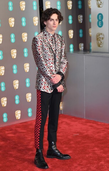 Timothée Chalamet的紅地毯造型總是大膽又搶眼，這套同樣是出自Haider Ackermann西裝，亮面的