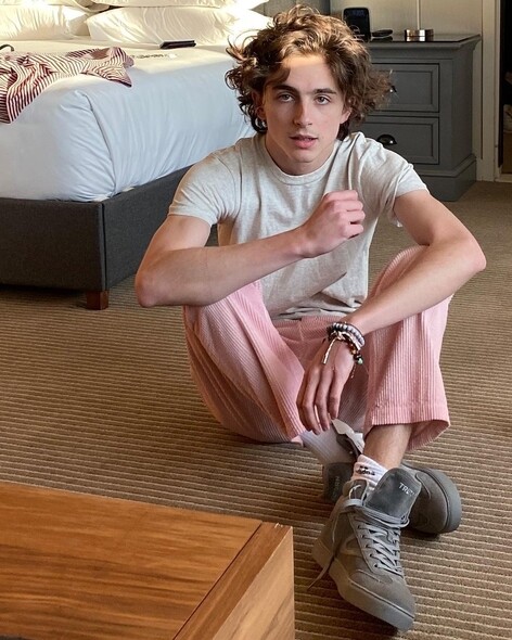 不少男生愛穿粉紅色，Timothée Chalamet也不例外。在他的衣櫃中可找不同粉紅色調
