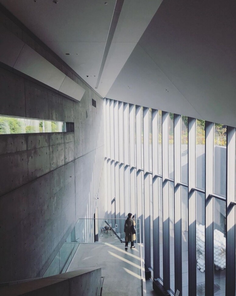 21_21 Design Sight的策展理念為「喚起人們對日常生活的觀察」，樓高兩層，尤於採光度