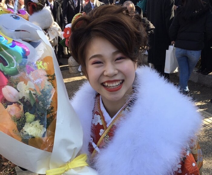 成人禮當天杉原愛子難得盛裝打扮，梳了一個成熟非常的髮型，露出她的