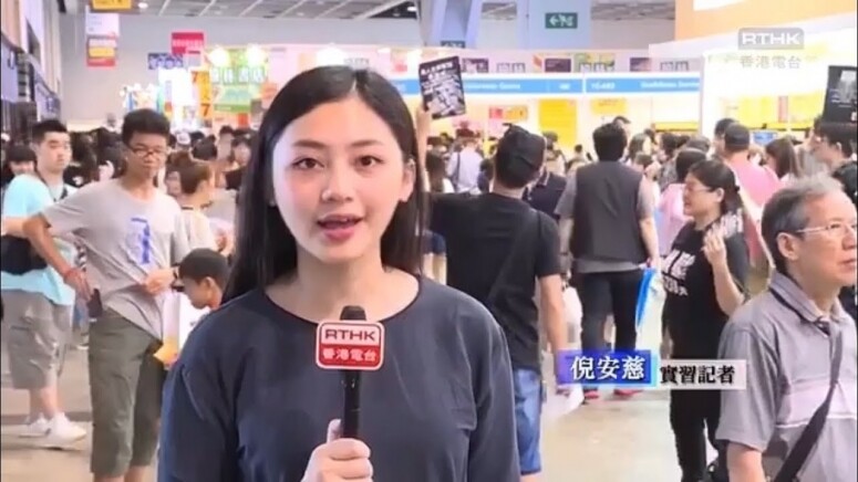阿慈畢業於城大媒體及傳播系，曾在港台擔任實習記者，又曾參與亞洲心