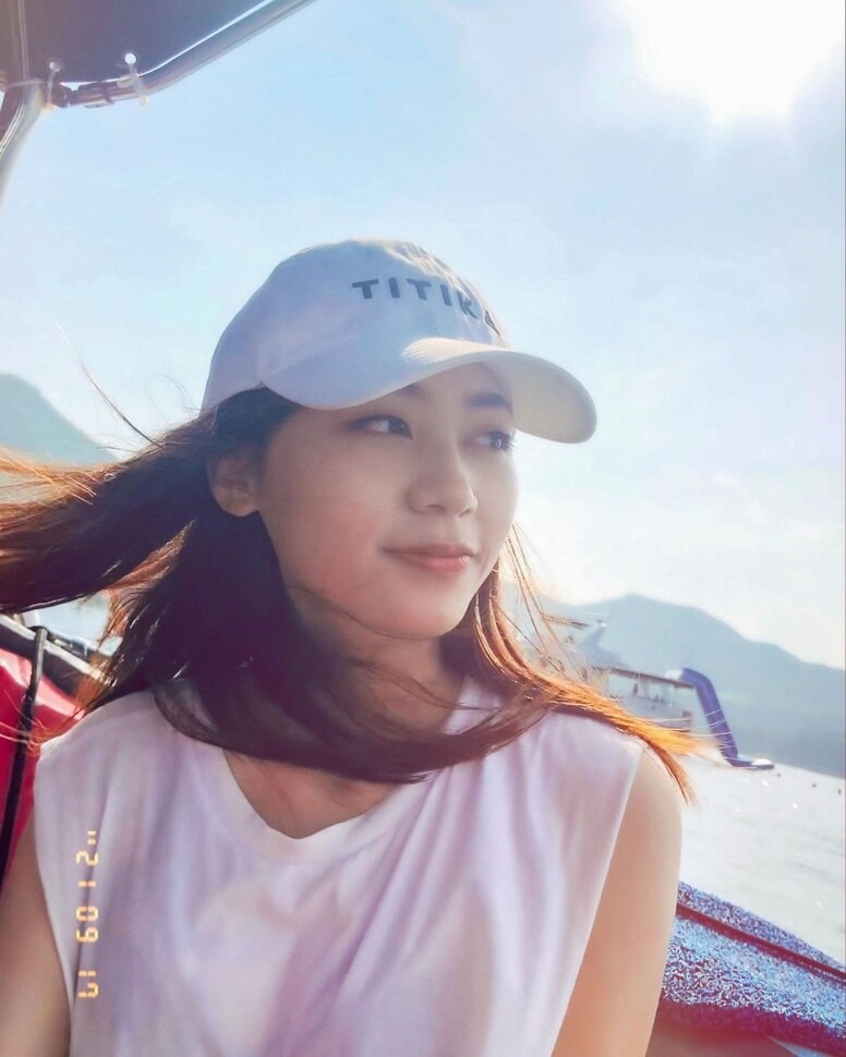 眼大大、一頭長髮的阿慈，充滿鄰家女孩feel，她私下的穿搭風格除了走清純