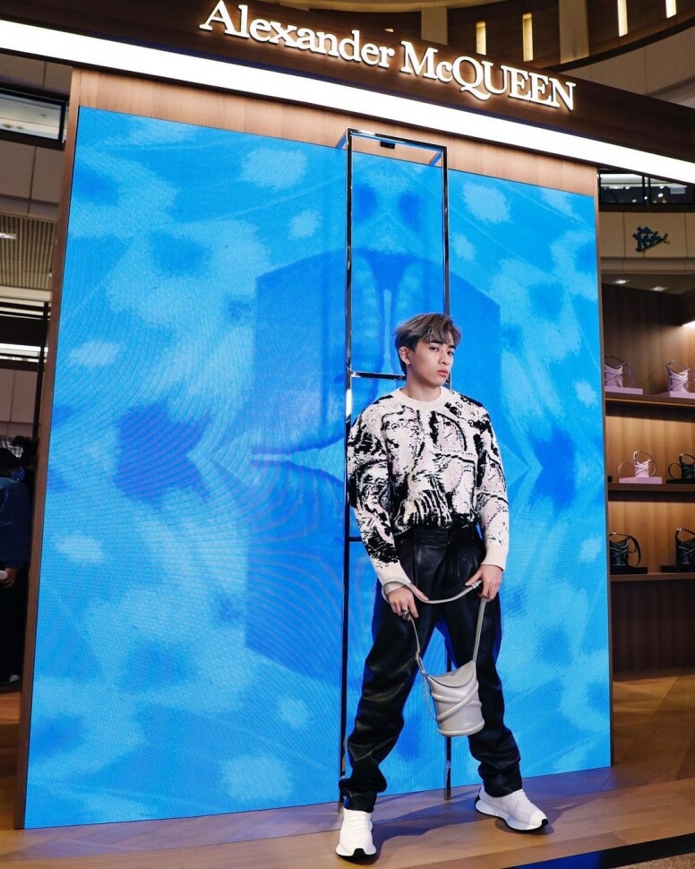 Alexander McQueen的Jacquard Jumper呈現出如彩繪筆觸般的圖案,襯托出Tyson Yoshi那隨性活躍的個性 Alexander McQueen的Jacquard Jumper呈現出如彩繪筆觸般的圖案,襯托出Tyson Yoshi那隨性活躍的個性