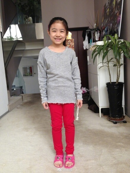 兩顆小酒窩特別可愛，長大後五官更覺標緻。而父親似乎對女兒的期望也頗高
