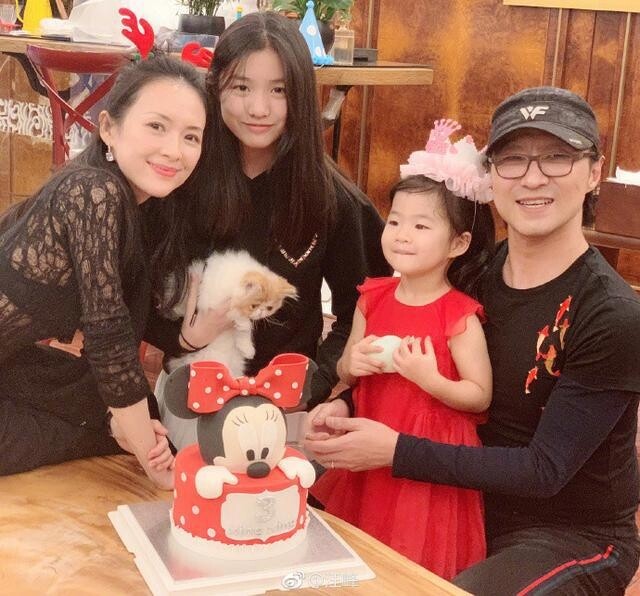 愛女深切的汪峰面對女兒14歲生日,似乎非常感歎,於網上上載汪曼熙不同年紀的樣子 愛女深切的汪峰面對女兒14歲生日,似乎非常感歎,於網上上載汪曼熙不同年紀的樣子