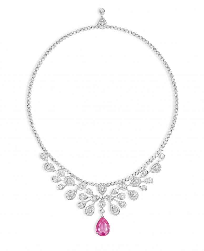 其中Joséphine Aigrette Impériale系列的作品最令人津津樂道,就以系列中鑲有梨形粉紅 其中Joséphine Aigrette Impériale系列的作品最令人津津樂道,就以系列中鑲有梨形粉紅