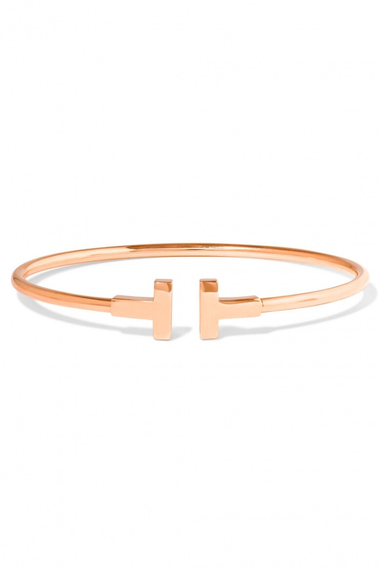 黃金手鐲（$15,950 Tiffany & Co., available at Net-a-porter）