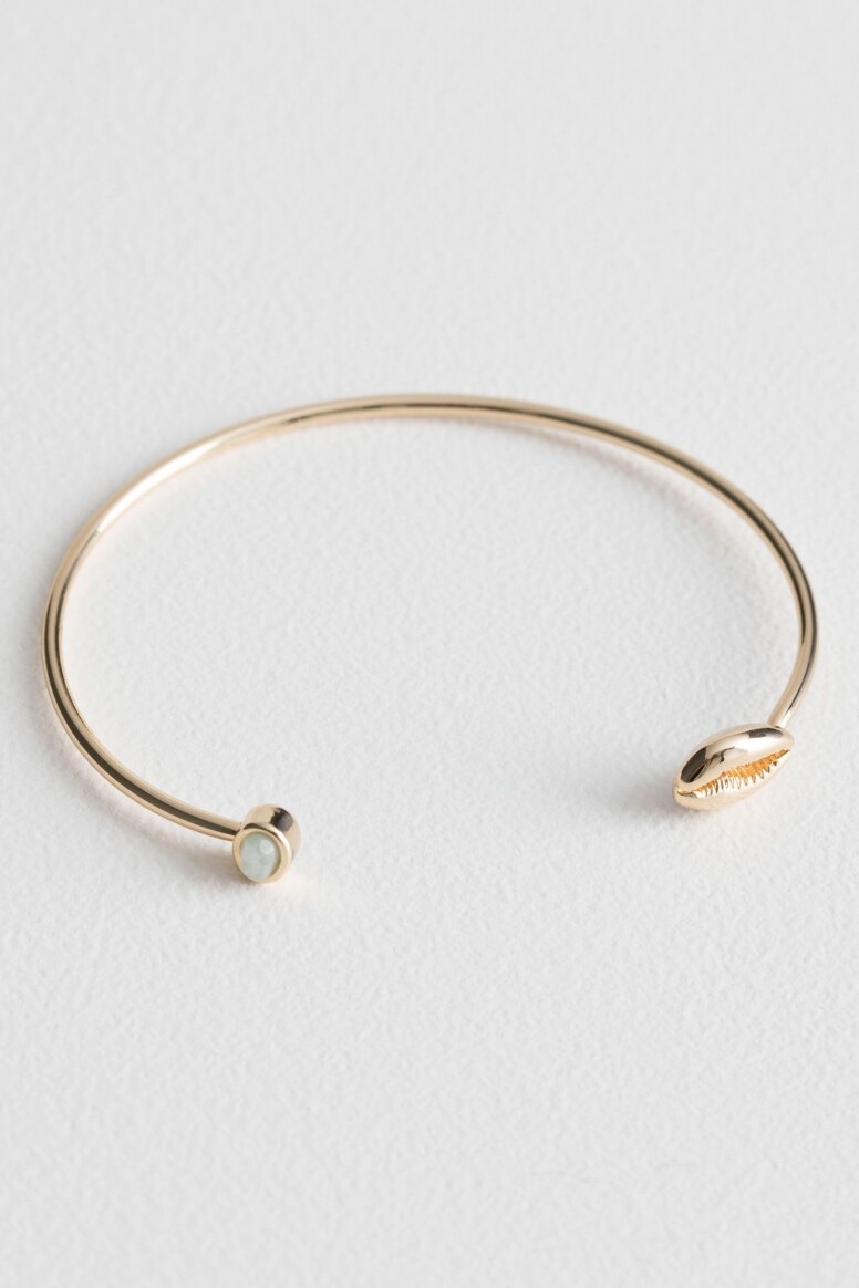 純銀手鐲（$2,684 Sara Robertsson, available at Browns）