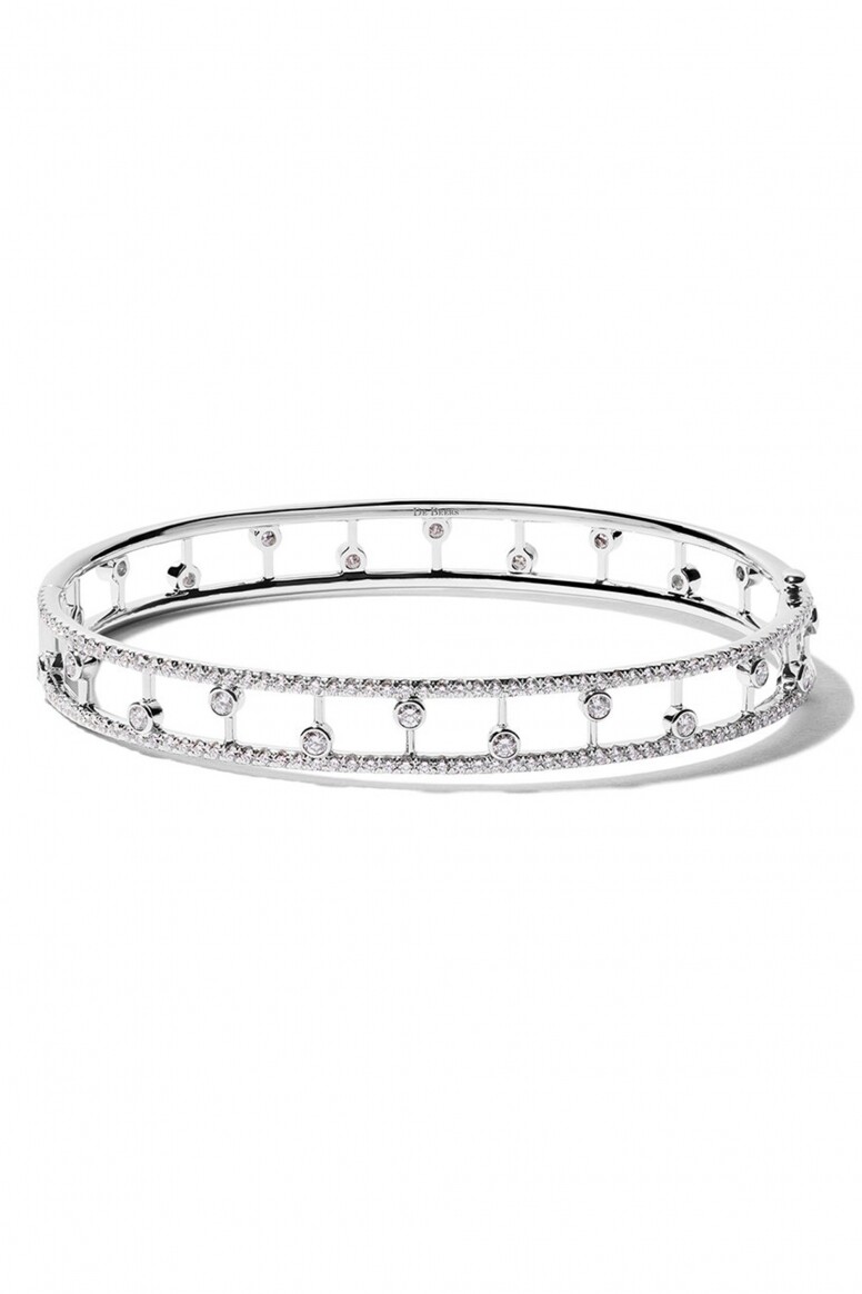 鑽石手鐲（$88,613 De Beers, available at Farfetch）