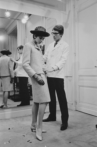 Yves Saint Laurent從法國著名訂製服公會（Chambre Syndicale de la Couture）修畢專業課程後，再次在設計