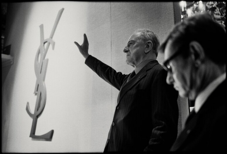 同時間，Yves Saint Laurent遇上工業家Pierre Bergé，二人發展成親密伴侶，Pierre Berge出心出力支持