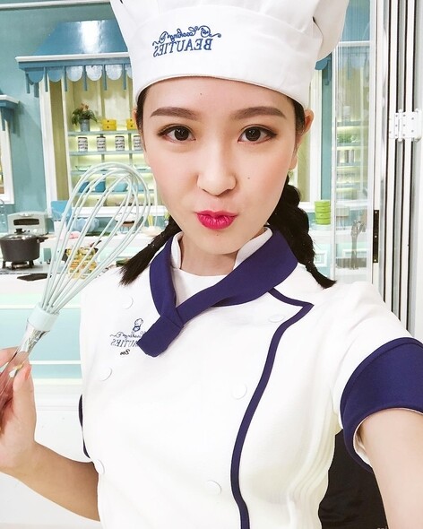 余潔滢曾參與TVB《美女廚房》,擔任其中一位美女學徒,最後更於畢業試中以 余潔滢曾參與TVB《美女廚房》,擔任其中一位美女學徒,最後更於畢業試中以