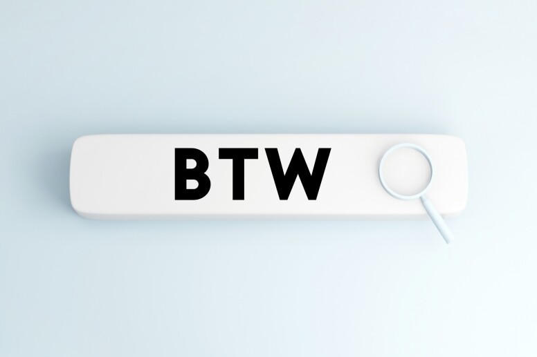 「BTW」 是一個首字母縮寫詞，來自搭配「by the way」，意思是「順帶提一下，順便說一句