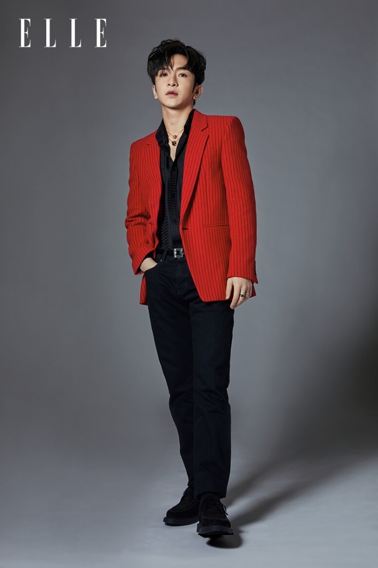 紅拼黑色西裝外套 黑色裇衫 金屬釦飾皮帶 黑色長褲 皮鞋All from Saint Laurent by Anthony