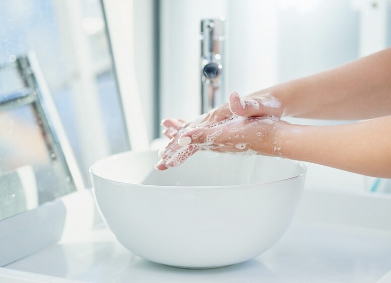 很多人每次如厠後只用清水洗手，但在非常時期絕對不夠