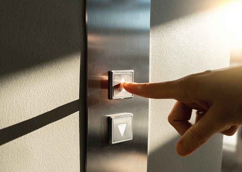 避免手指接觸電梯按鈕