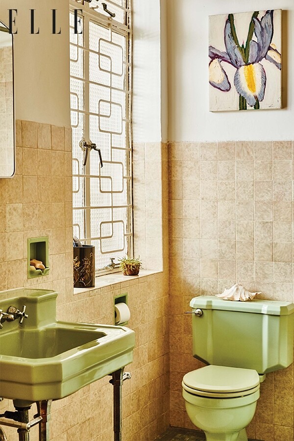 家中的三個浴室全都保留了原有的翠綠色洗手盆及坐廁，甚有花樣年華
