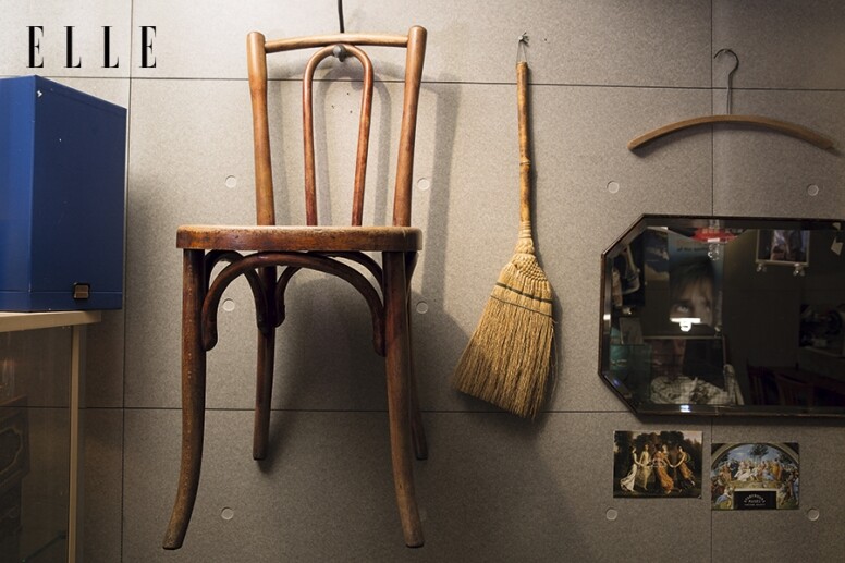 牆上掛上來自歐洲的 木製椅子、竹掃帚 以及木衣架，全以回歸 質樸生活作為賣點。