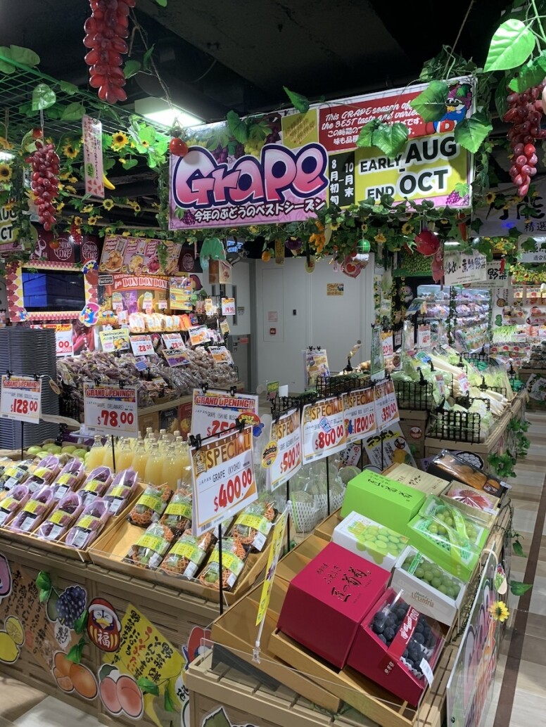 來到最令人期待的濕貨區，和其他分店一樣，大量日本空運水果發售。
