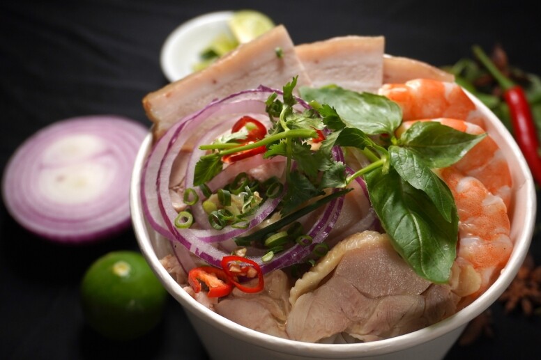 「阮氏白肉湯粉」（港幣$88）採用白肉清湯，並佐以一系列配料包括白肉清湯配