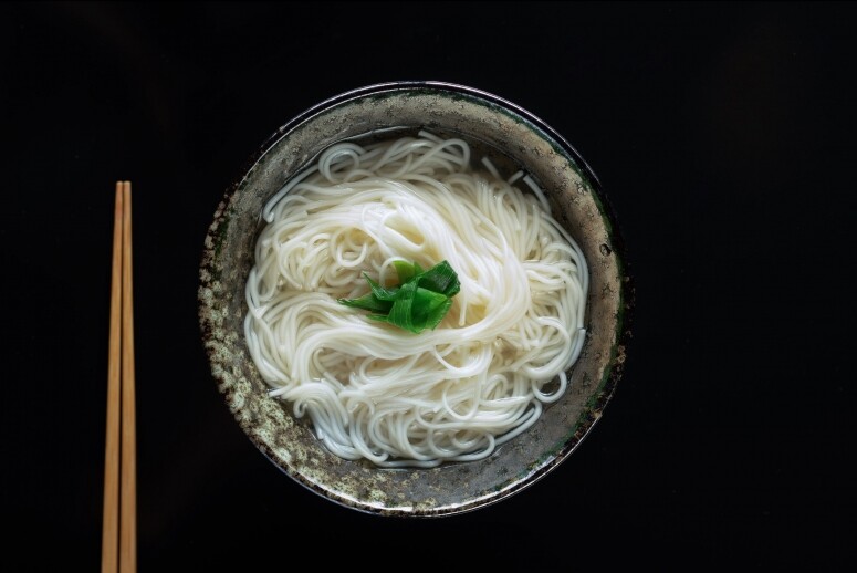 在刺身、和牛、煮物等之後，以「九州雞湯素麵」作結，湯底以雞骨熬製，簡單配搭