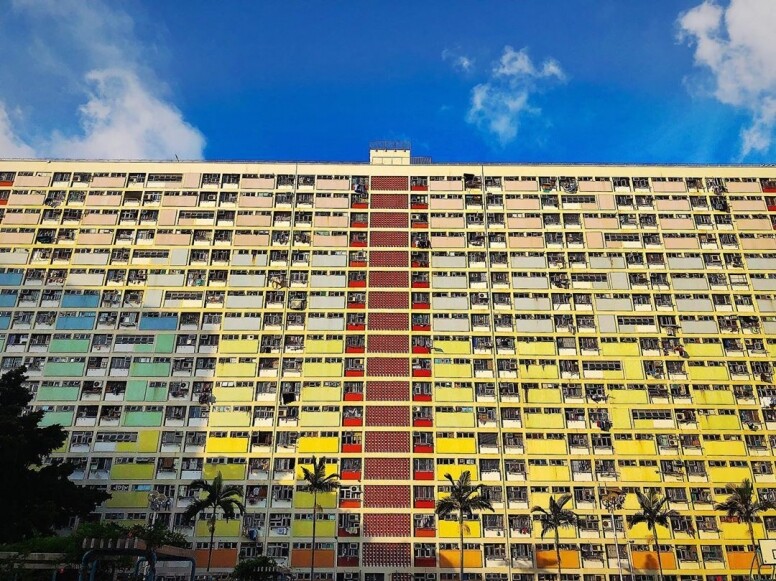 彩虹邨是黃大仙區的公共屋邨，由於每座大廈的外牆都被塗上七彩顏色