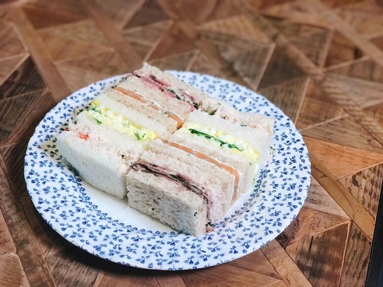 三層架的下午茶以英式為主題，三文治口味包招：蟹肉青瓜、雞蛋火箭菜、燒