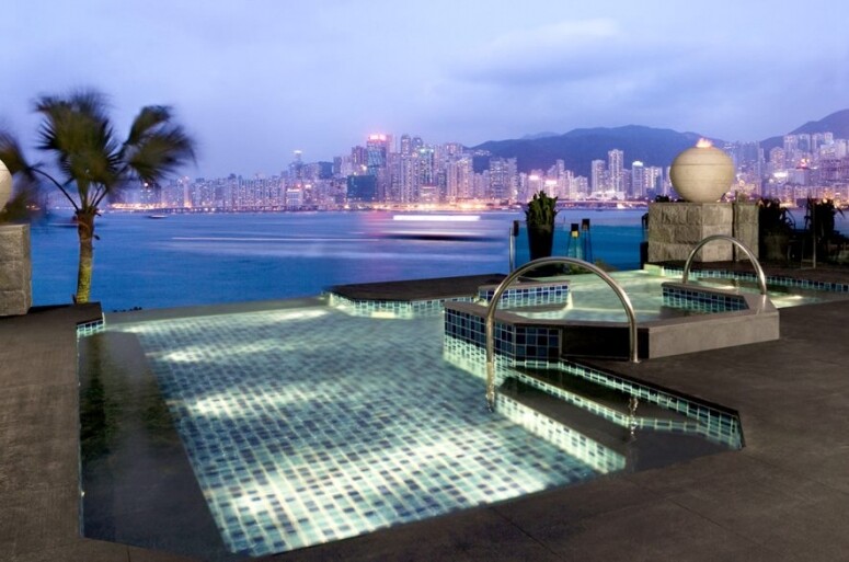 香港洲際酒店的泳池位於酒店三樓，分別有恆溫泳池和戶外按摩池。恆溫