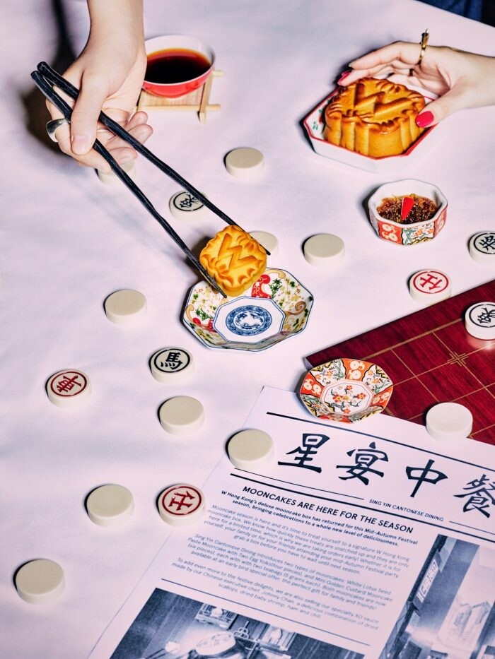 香港W酒店一向以新潮見稱，配上W招牌的銀色型格鐵盒包裝，絕對是送禮必備。吃完月餅後，更可以把鐵盒環保重用。這套迷你奶黃月餅套裝配上瑜茶舍精選的上等武夷大紅袍茶葉，以香氣馥郁有蘭花香配月餅，讓你擁有賞月的雅興。
