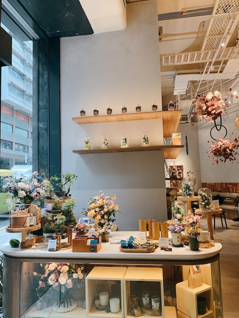 在拉丁文的世界中，Natura意譯為「大自然」，而店名特意以冒號「：」作結，寓意店家期