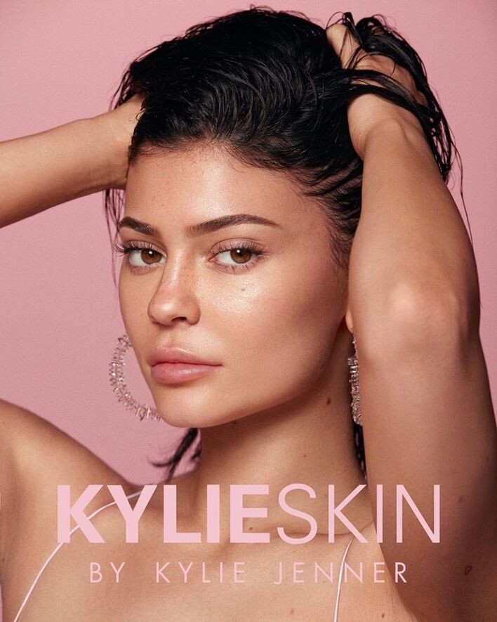 Kylie Jenner是話題家族The Kardashians的女兒之一。她推出個人美妝品牌Kylie Cosmetics,也跟名模姊姊Kendall Jenner一同合作推出Kendall + Kylie的時裝品牌,她在Instagram發一個帖文已能賺取接近一百萬美元收入,是最年輕的高收入CEO。Kylie推薦“Only Love is Real”,是一半關於前世和愛的書。如果是我們愛過的靈魂伴侶,一定會再有團聚的機會。Kylie直言她曾閱讀這本書三次,每次都能療癒她的心靈。 Kylie Jenner是話題家族The Kardashians的女兒之一。她推出個人美妝品牌Kylie Cosmetics,也跟名模姊姊Kendall Jenner一同合作推出Kendall + Kylie的時裝品牌,她在Instagram發一個帖文已能賺取接近一百萬美元收入,是最年輕的高收入CEO。Kylie推薦“Only Love is Real”,是一半關於前世和愛的書。如果是我們愛過的靈魂伴侶,一定會再有團聚的機會。Kylie直言她曾閱讀這本書三次,每次都能療癒她的心靈。