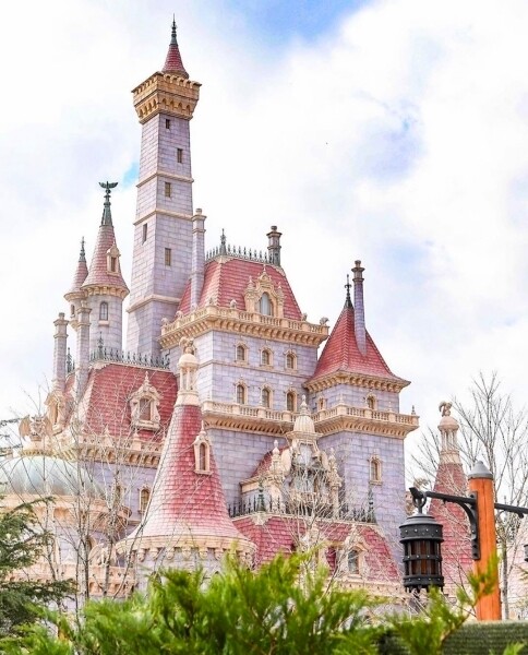 東京迪士尼的新園區「美女與野獸」Fantasy Land 粉紅色公主城堡
