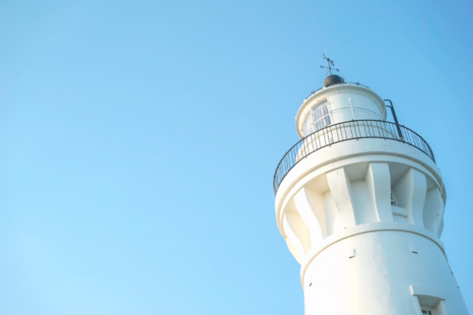 位於觀音海岸的「白沙岬燈塔」，在蒼藍天空下閃爍著白淨的純粹。身為全台