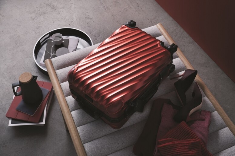 TUMI 19 Degree鋁合金行李箱TUMI的19 Degree鋁合金行李箱限定新色十分「吸睛」，焰紅色