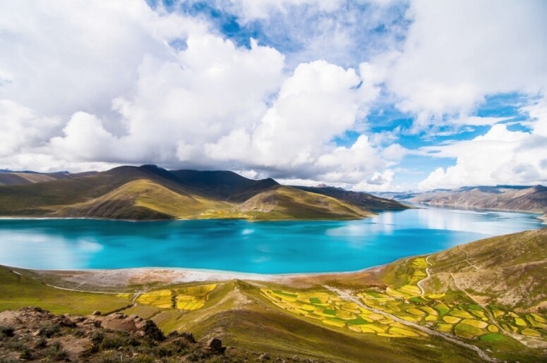 羊卓雍錯湖是西藏三大聖湖之一