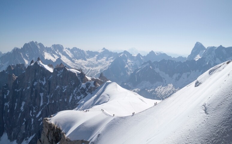 南針峰高3,842米，是阿爾卑斯山脈其中一座山峰