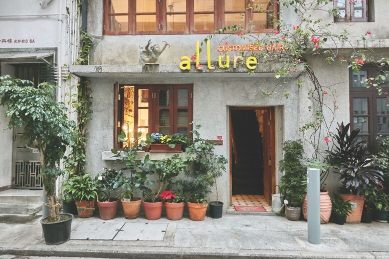 要不是門前有「Allure Customised Hair」招牌可讀,誰會猜到這復古懷舊小屋原來是一家理 要不是門前有「Allure Customised Hair」招牌可讀,誰會猜到這復古懷舊小屋原來是一家理