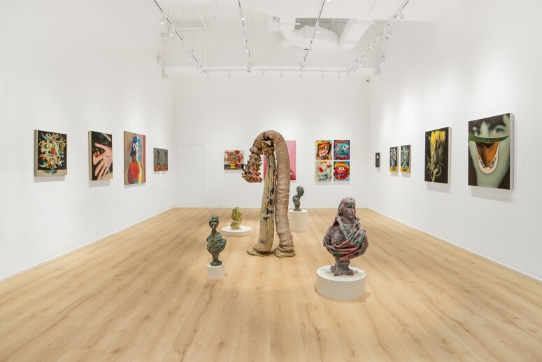 《Stay Tuned…》以5位藝術家聯展作為首個進駐中環皇后大道的開幕展覽，作品概