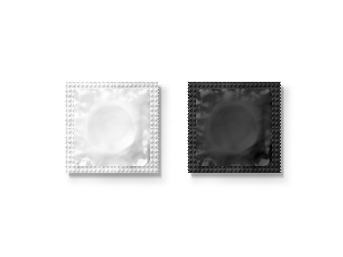 但是，他有一個條件，他家裡已沒有安全套，而他剛沖完涼，外面那麼熱，他不