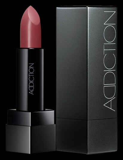 全新推出系列有The Lipstick Bold以外，也有The Lipstick Sheer金屬紅色包裝及The Lipstick Satin黑色鏡