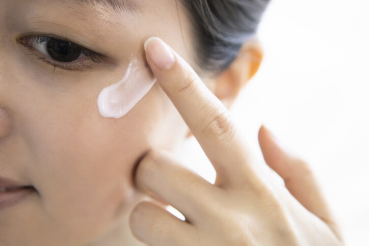 注意眼部周圍皮膚的保濕和防曬，是最好保養眼睛的不二法門。例如選用