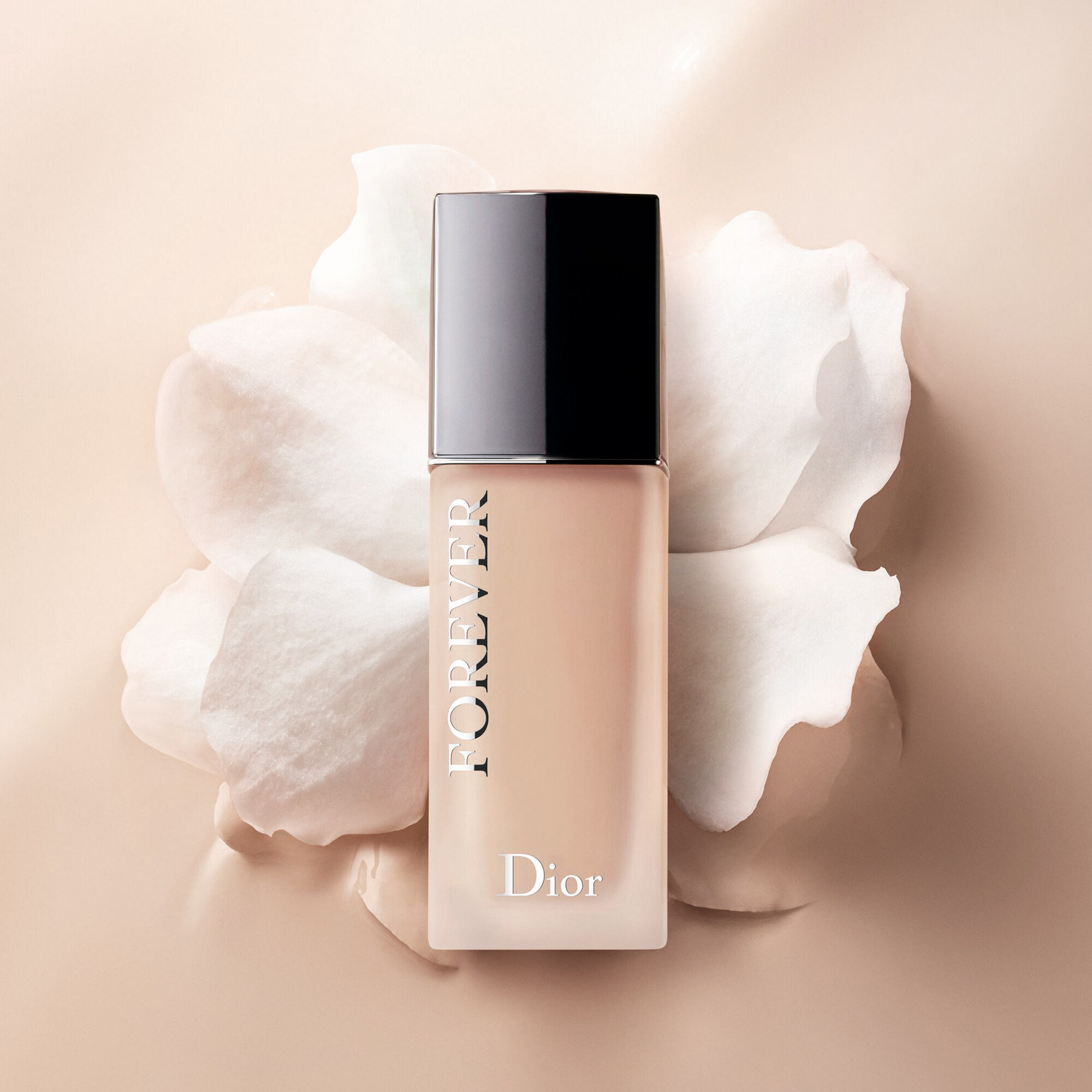 持久啞緻底妝節奏急促的生活，讓都市女生對粉底液的要求特別高，Dior恆