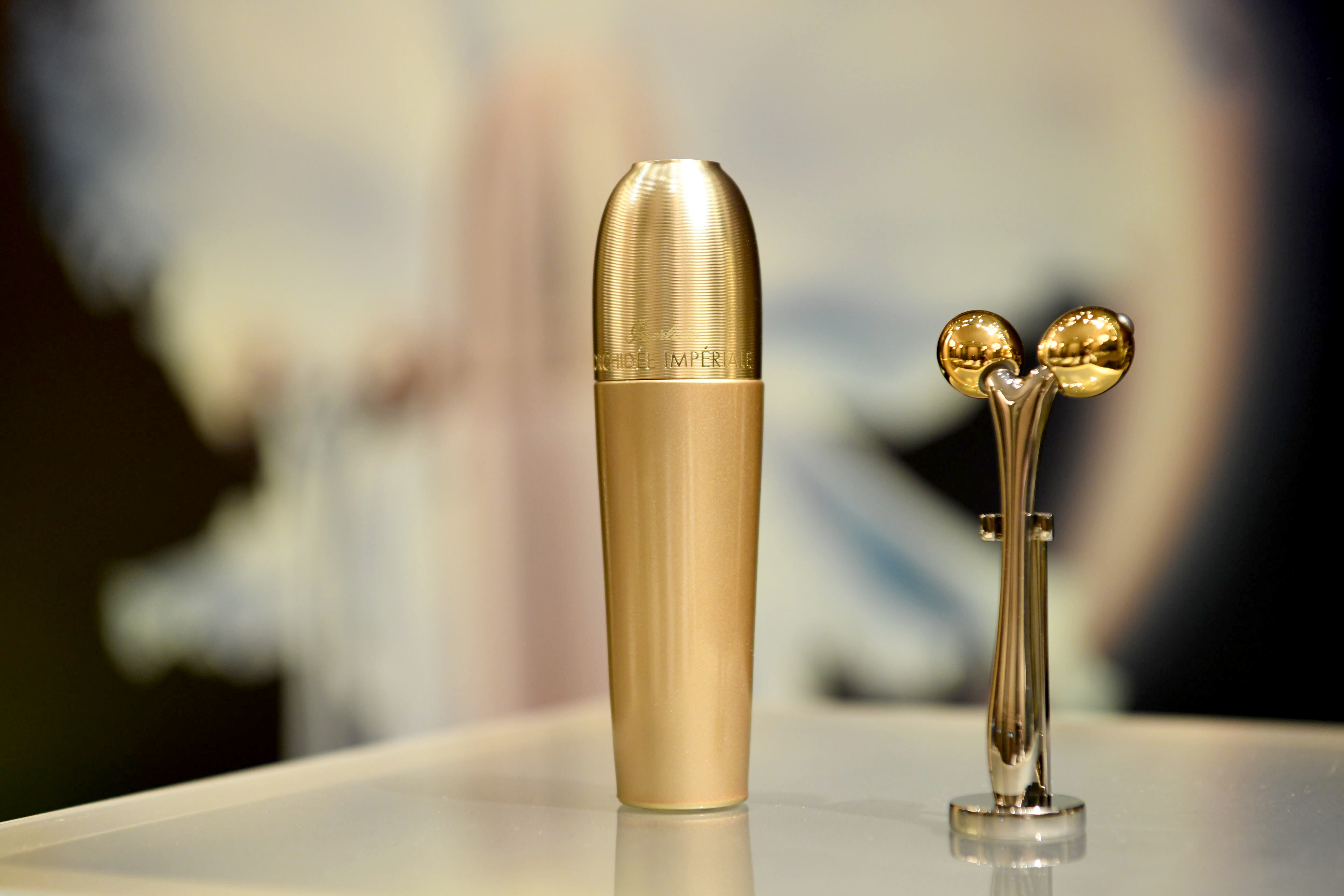 新一代的金色金屬玻璃瓶設計，純美瓶身線條，盡顯現代設計美學之餘，同