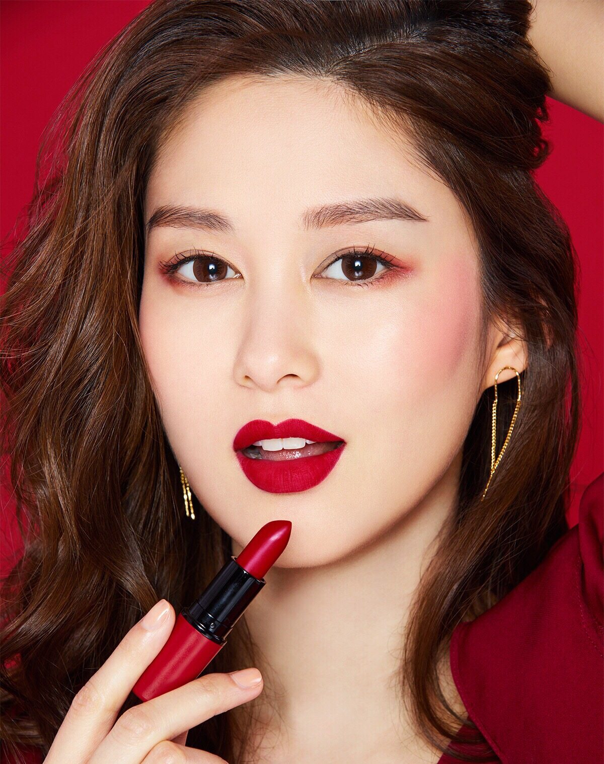 大紅色調向來極適合亞洲女生的膚色，既矚目又顯白。香香的妝容以紅唇