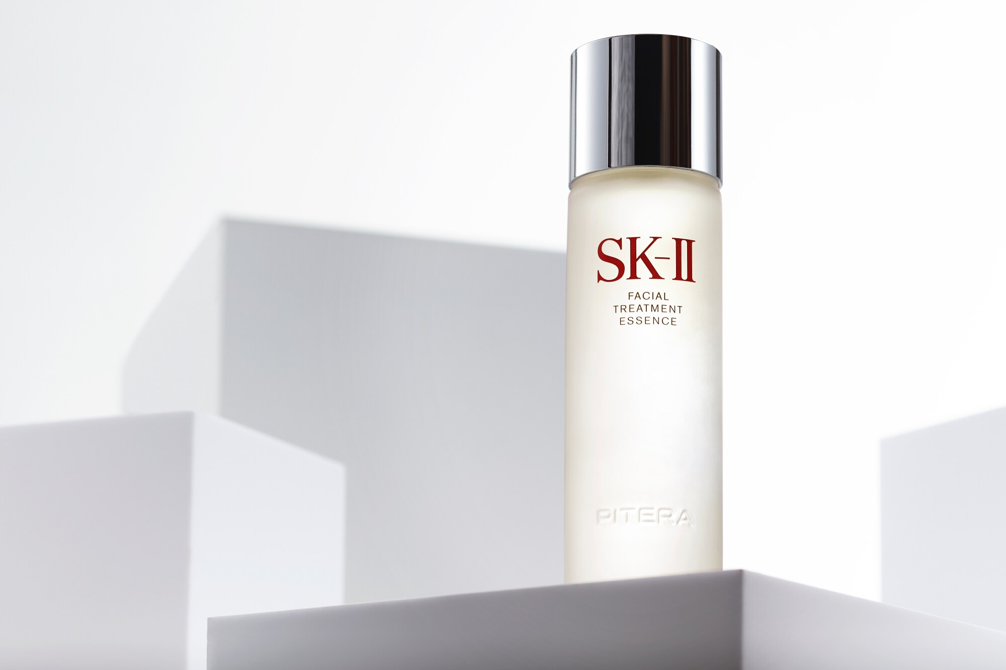 SK-II神仙水蘊含超過90% Pitera及50多種天然活性成分，造就讓你肌膚晶瑩剔透的的神奇配方。