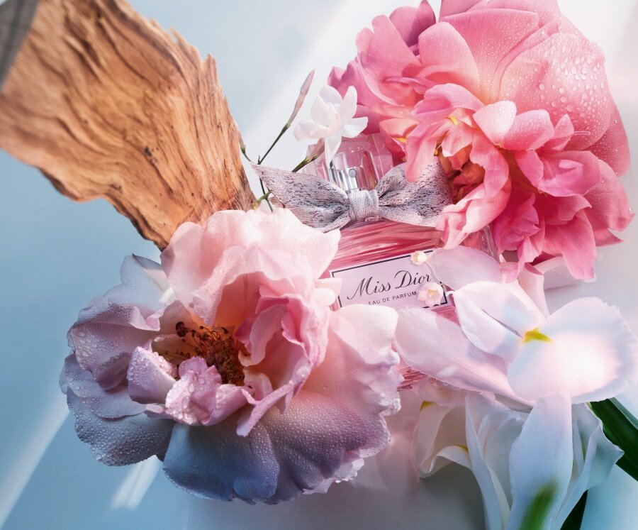 全新Miss Dior 香薰是一種馥郁而對比強烈的「千花」花束，如絲絨般的感性與細